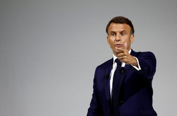 Γαλλία: Σε δυσμενή θέση ο Μακρόν ψάχνει για εξιλαστήρια θύματα – Το  «φάντασμα» της ακροδεξιάς επιστρέφει