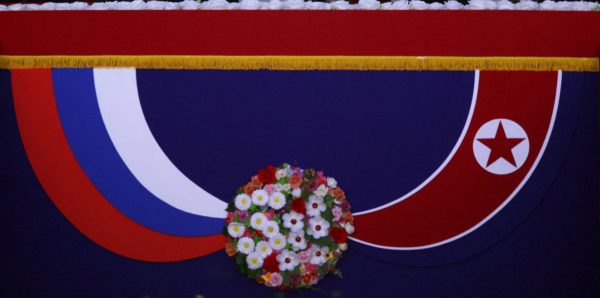 ΠΑΣΟΚ: Βορειοκορεατικό… σκληρό ροκ – Ο Κιμ Γιονγκ Ουν «κρυφοκοιτάζει» στη Χαριλάου Τρικούπη