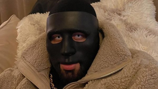 Σουηδία: Θύμα του πολέμου των συμμοριών ο βραβευμένος «μασκοφόρος ράπερ»