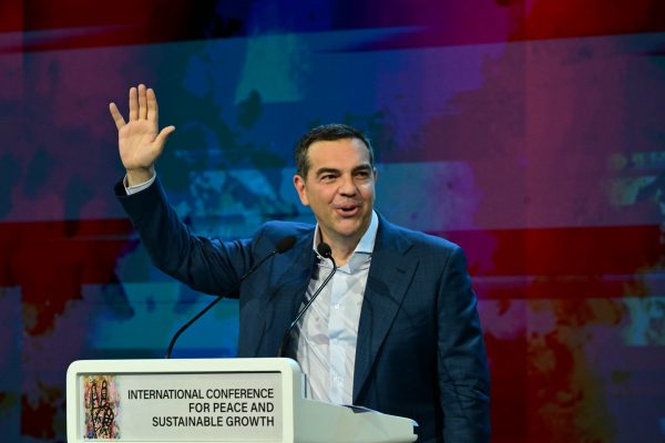Ηχηρή παρέμβαση Τσίπρα: Βάλτε μπροστά το εμείς, αφήστε το εγώ