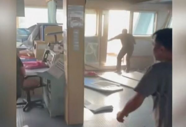 Ερυθρά Θάλασσα: H στιγμή της επίθεσης από τους Χούθι σε ελληνόκτητο πλοίο