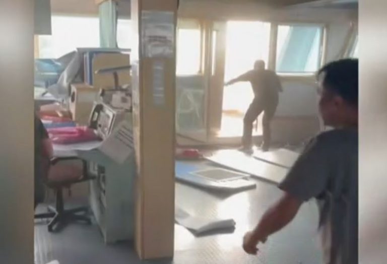 Ερυθρά Θάλασσα: H στιγμή της επίθεσης από τους Χούθι σε ελληνόκτητο πλοίο