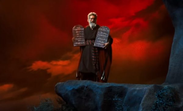 «Θα σέβεστε τον Μωυσή!» – Εκπαιδευτικός νόμος στις ΗΠΑ βγάζει ακτιβιστές από τα ρούχα τους