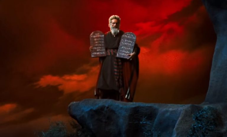 «Θα σέβεστε τον Μωυσή!» – Εκπαιδευτικός νόμος στις ΗΠΑ βγάζει ακτιβιστές από τα ρούχα τους