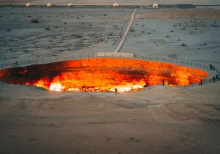 Η Πύλη της Κολάσεως: Ο κρατήρας που φλέγεται εδώ και μισό αιώνα
