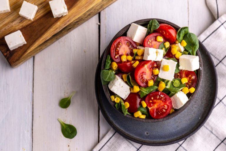 Φέτα: Οκτώ food pairings που την κάνουν να μην λείπει από τα γεύματα του καλοκαιριού