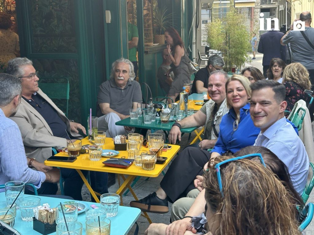 Στιγμές χαλάρωσης Κουτσούμπα με υποψήφιους ευρωβουλευτές στελέχη και φίλους