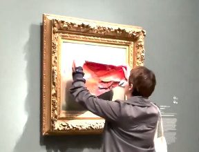 Ακτιβίστρια κάλυψε με αφίσα πίνακα του Μονέ στο Μουσείο Ορσέ