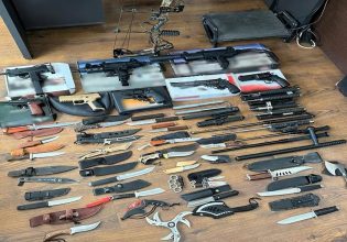 Αλεξανδρούπολη: Έκρυβε ολόκληρο οπλοστάσιο στο σπίτι του – Βρέθηκαν αεροβόλα, μαχαίρια και ένα όπλο-τόξο