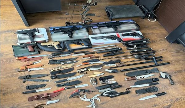 Αλεξανδρούπολη: Έκρυβε ολόκληρο οπλοστάσιο στο σπίτι του – Βρέθηκαν αεροβόλα, μαχαίρια και ένα όπλο-τόξο