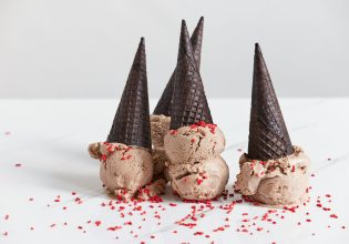 Τρεις συνταγές με λίγα υλικά για τα πιο λαχταριστά σπιτικά παγωτά