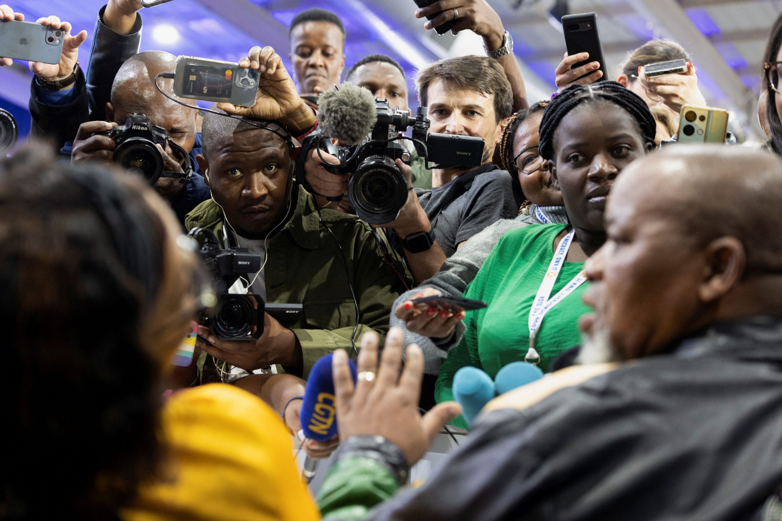 Τέλος στην κυριαρχία τριών δεκαετιών του κόμματος του Μαντέλα – Τι βγάζουν οι κάλπες στη Ν. Αφρική