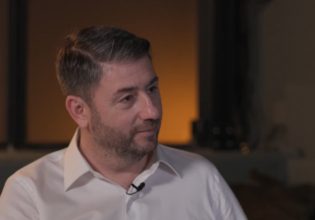 Πώς θα πείσει τον κόσμο, όταν δεν έχει πείσει τον γιο του να είναι ίδια ομάδα με εκείνον; Ο Νίκος Ανδρουλάκης απαντά