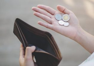 Ο πληθωρισμός τροφίμων «πετάει» πάνω από τους μισθούς