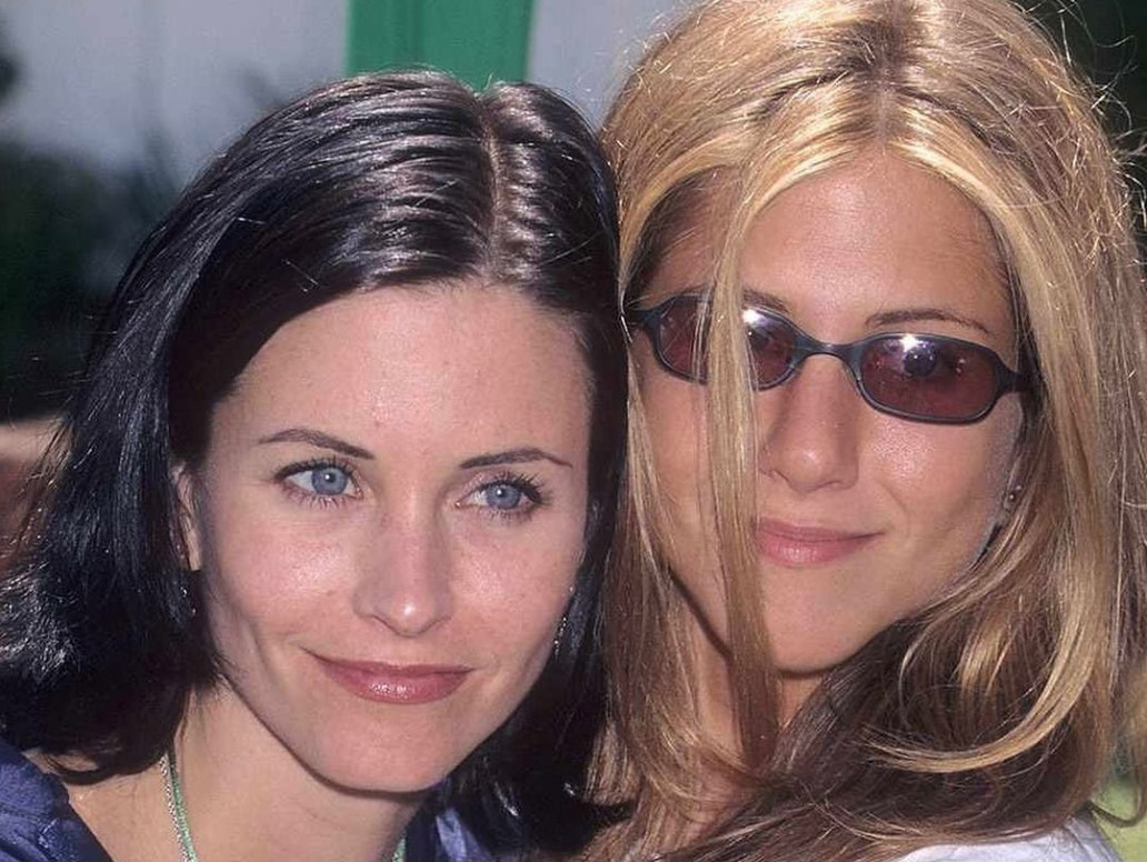 H Courteney Cox έκλεισε τα 60 και η Jennifer Aniston της εύχεται με iconic στιγμιότυπα