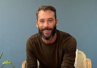 Αντίνοος Αλμπάνης: «Δεν με απασχολεί αν πέσουν τα μαλλιά μου ή αν ασπρίσουν»