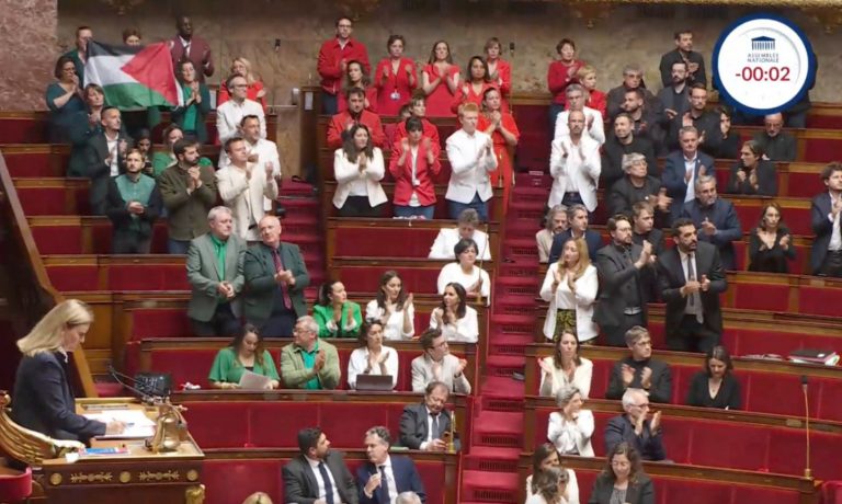 Γαλλία: Στα χρώματα της παλαιστινιακής σημαίας ντύθηκαν Γάλλοι βουλευτές