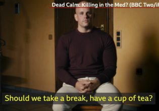 Το BBC ξεμπροστιάζει τον γιο του Μπαλτάκου για τους μετανάστες – Τι είπε on camera και τι στα… ελληνικά