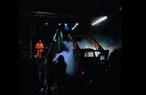 Το «Ηλία ρίχτο» στην πραγματική ζωή – Πήρε τον εκσκαφέα και… έρανε με 1.600 γαρίφαλα τον τραγουδιστή