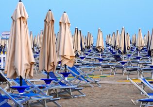 Αττική: Απλησίαστες οι ξαπλώστρες στις παραλίες – Πόσο κοστίζει μια σύντομη βουτιά;