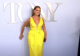 Η Μπρουκ Σιλντς εμφανίστηκε με κίτρινα Crocs στο κόκκινο χαλί των Tony Awards 2024