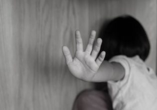 Ηράκλειο: Προσωρινά κρατούμενος ο 21χρονος για την κακοποίηση του 2,5 έτους κοριτσιού