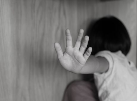 Ηράκλειο: Προσωρινά κρατούμενος ο 21χρονος για την κακοποίηση της 2,5 ετών κόρης της συντρόφου του
