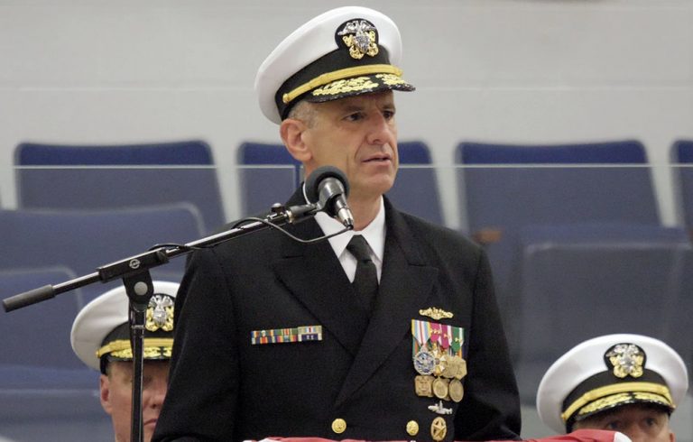 Αμερικανός ναύαρχος κατέληξε με χειροπέδες – Έβαλε το δάχτυλο στο μέλι εκατοντάδων χιλιάδων δολαρίων