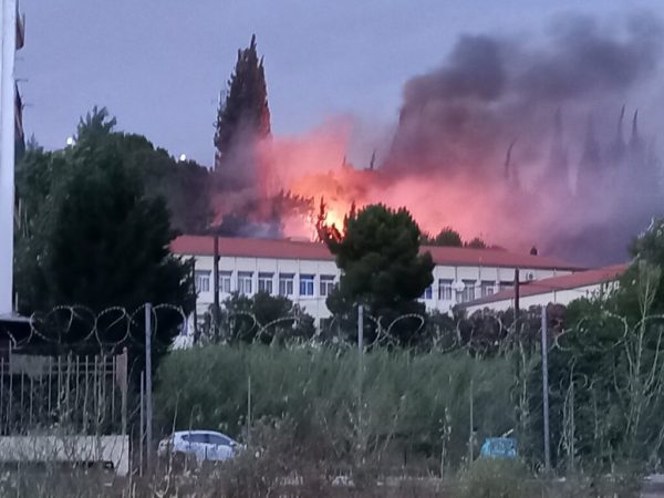 Μεγάλη φωτιά κοντά σε σπίτια στη Λιβαδειά