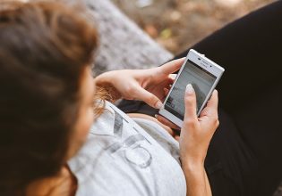 Social Media: Κολλημένοι στο κινητό οι Έλληνες, επιβεβαιώνει έρευνα