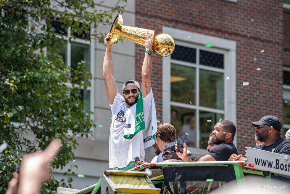 «Πανζουρλισμός» στους δρόμους της Βοστώνης για την παρέλαση των πρωταθλητών Σέλτικς (vid)