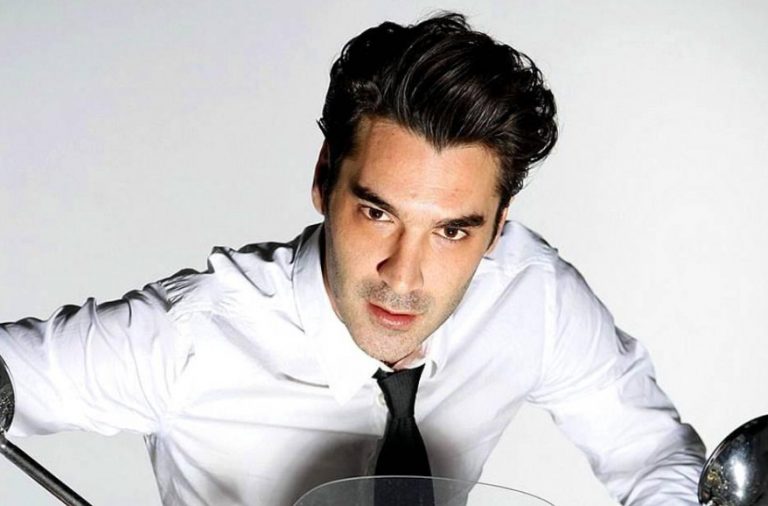 Η σπάνια οικογενειακή φωτογραφία του Χριστόφορου Παπακαλιάτη – Η ομοιότητα με τον πατέρα και τον αδερφό του