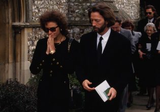 Eric Clapton: Η δραματική ιστορία πίσω από το τραγούδι «Tears in Heaven»