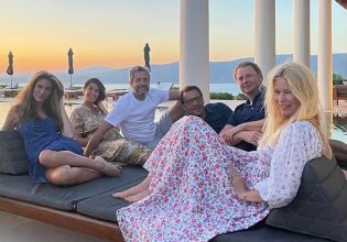 Η Κλόντια Σίφερ στη Σαντορίνη