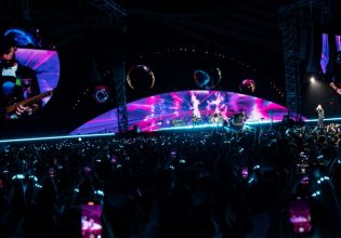 Ο Έλληνας τραγουδιστής που καθήλωσε το κοινό στη συναυλία των Coldplay