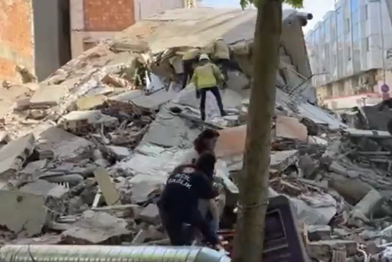 Κωνσταντινούπολη: Χτισμένο με… άμμο από τη θάλασσα το κτίριο που κατέρρευσε