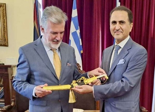 Ο πρέσβης του Κατάρ στον Δήμαρχο Κεντρικής Κέρκυρας