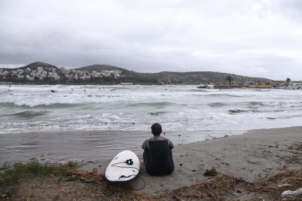SOS από Συνολάκη: «Είμαστε στην κόκκινη ζώνη – Η Βουλιαγμένη θα γίνει κάποια στιγμή νησί»