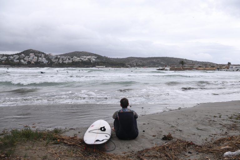 SOS από Συνολάκη: «Είμαστε στην κόκκινη ζώνη – Η Βουλιαγμένη θα γίνει κάποια στιγμή νησί»