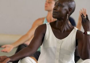Η μητέρα του σύγχρονου αφρικανικού χορού σπάει όλα τα στερεότυπα στα 80 της