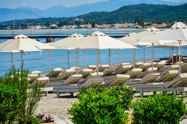 Ακρίβεια: Με διψήφιο ποσοστό «τρέχει» ο πληθωρισμός των διακοπών – Ζαλίζουν οι τιμές σε δημοφιλείς προορισμούς