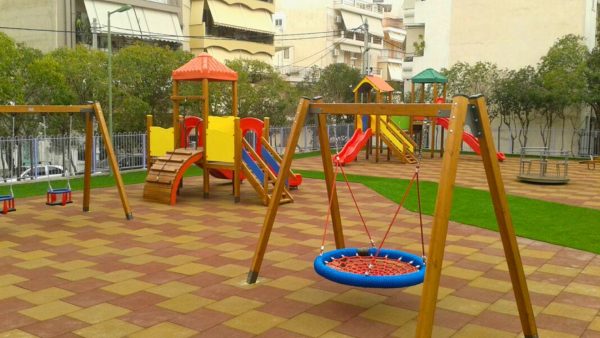 Σβήνουν τα γκράφιτι από τις παιδικές χαρές