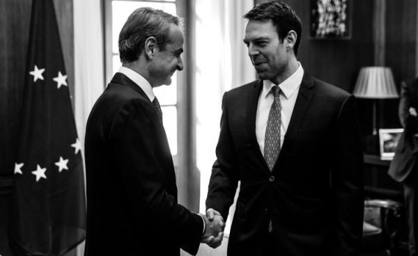 Ο Μητσοτάκης τα μέτρησε και είπε να πάει πιο δεξιά – η αντιπολίτευση απλώς περιμένει «ώριμα φρούτα»