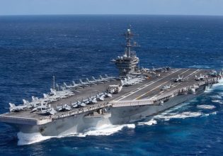 Χούθι: Νέες επιθέσεις κατά πλοίων και βύθιση ενός – Απειλούν τα αμερικανικά αεροπλανοφόρα