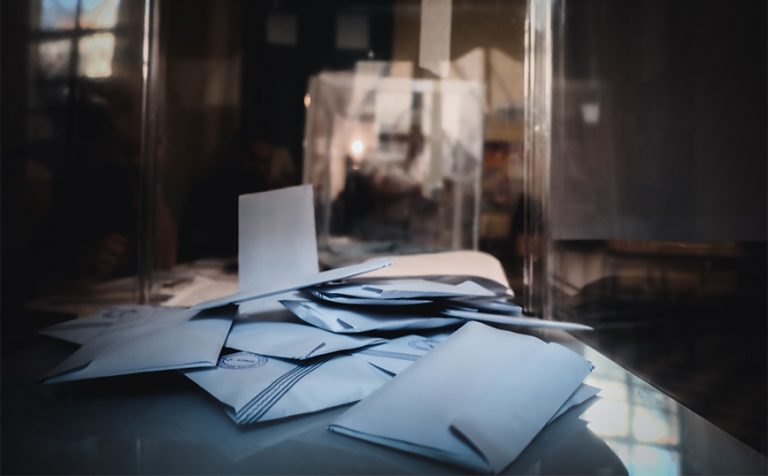 Απαξιώνεις την πολιτική, χρεώνεις τιμές μπουτίκ στη λαϊκή και στην Ακροδεξιά στήνουνε γιορτή