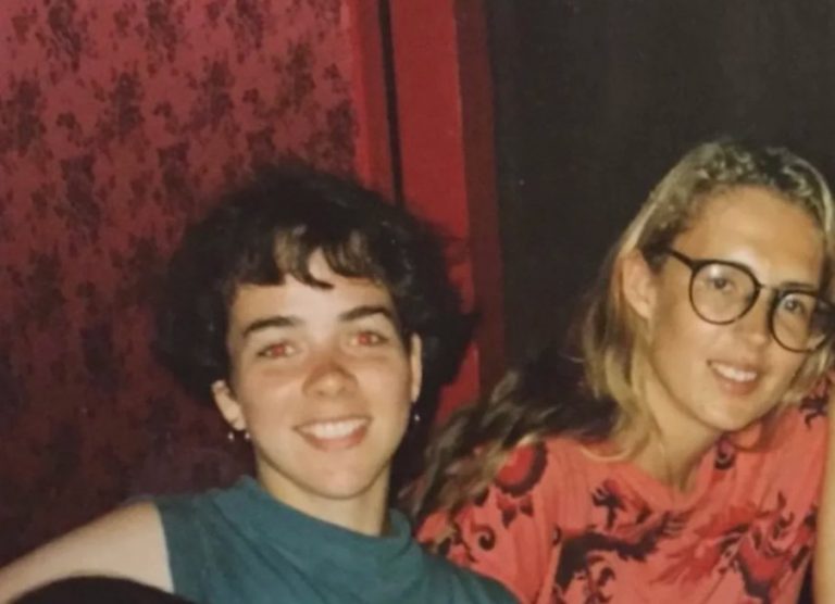 Φίλησε μια γυναίκα πριν από 33 χρόνια: Μετά γύρισε τον κόσμο να τη βρει – Η συγκινητική ιστορία αγάπης δύο γυναικών