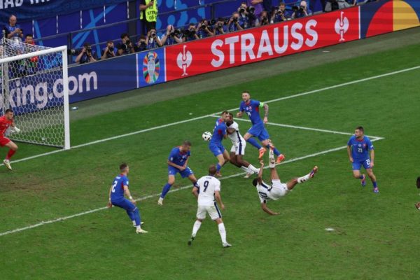 Εκπληκτικό ψαλιδάκι του Μπέλινγκχαμ στο 96′ και η Αγγλία στέλνει το ματς σε παράταση (1-1, vids)