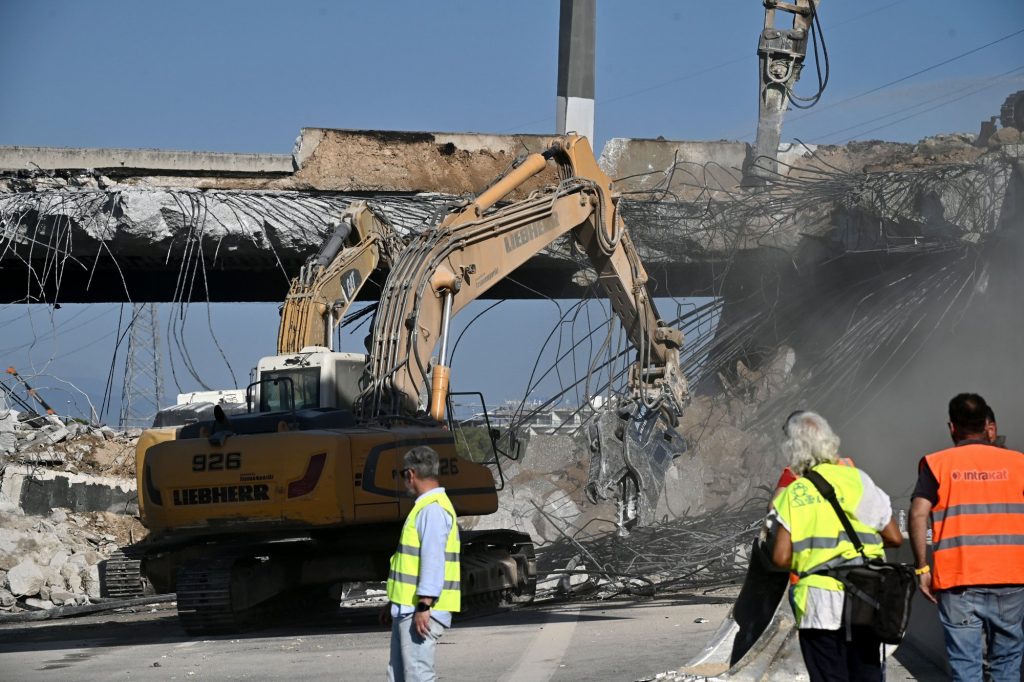 Μήνυμα του 112 για καθυστερήσεις στην Ολυμπία Οδό λόγω της κατεδάφισης της γέφυρας στον Ισθμό