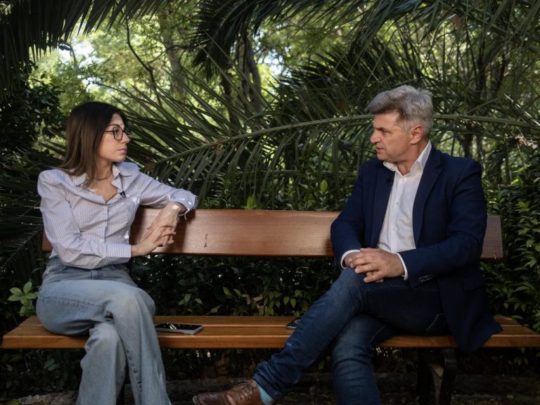 Επανάσταση ή διαπραγμάτευση; Ο Νικόλας Φαραντούρης απαντά