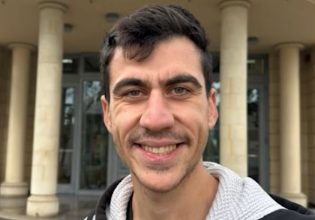 Ο Φειδίας Παναγιώτου ψήφισε για πρώτη φορά και σταύρωσε τον εαυτό του – Η Κύπρος στην εποχή της μεταπολιτικής